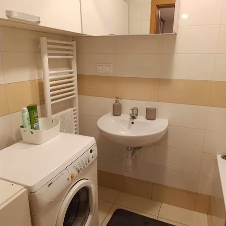 S Parkovanim A Balkonom Apartment