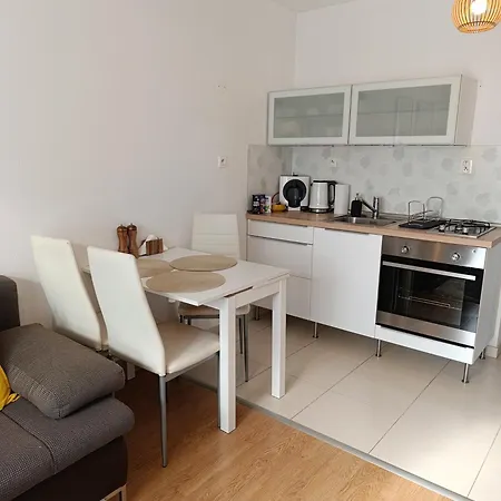 S Parkovanim A Balkonom Apartment